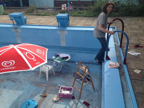 Angelika-Hoegerl-steigt-hinab-zur-Arbeit